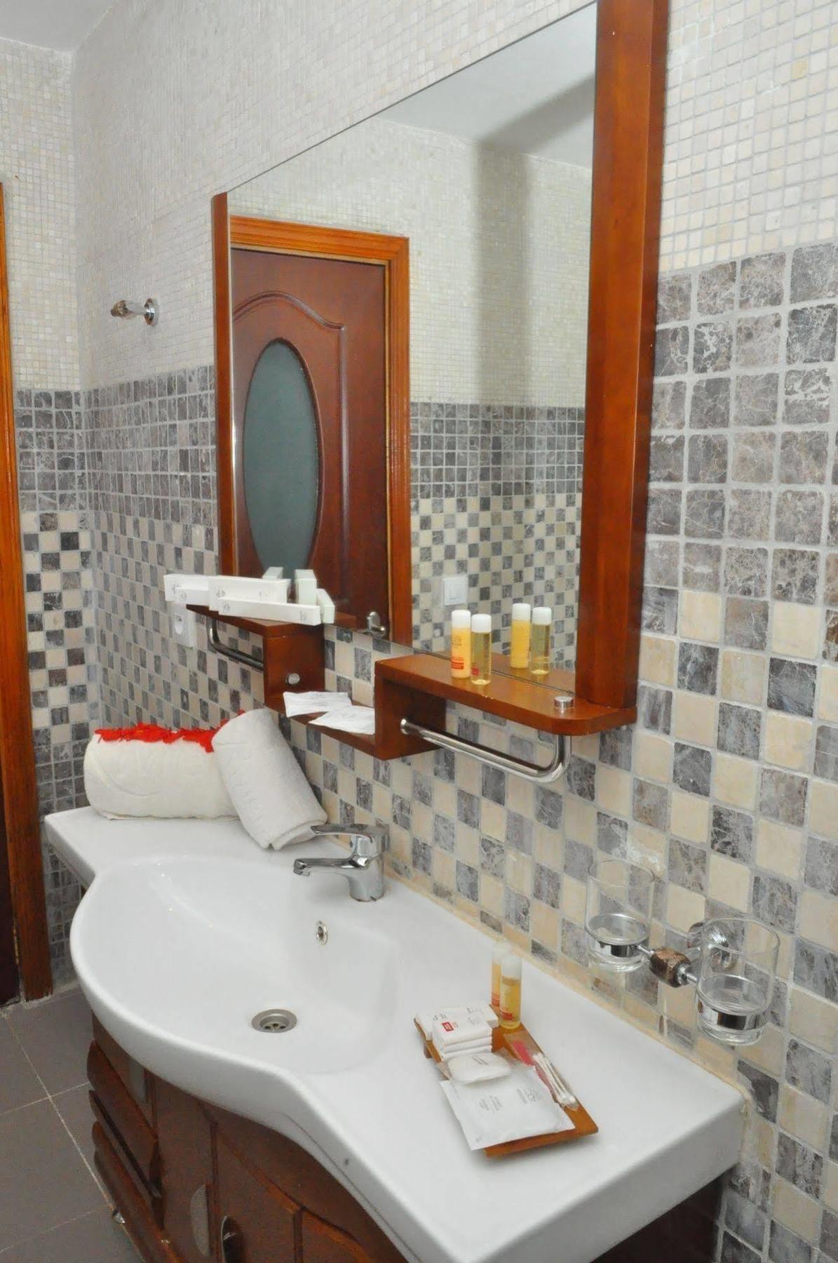 Riviera Royal Hotel Conakry Bagian luar foto